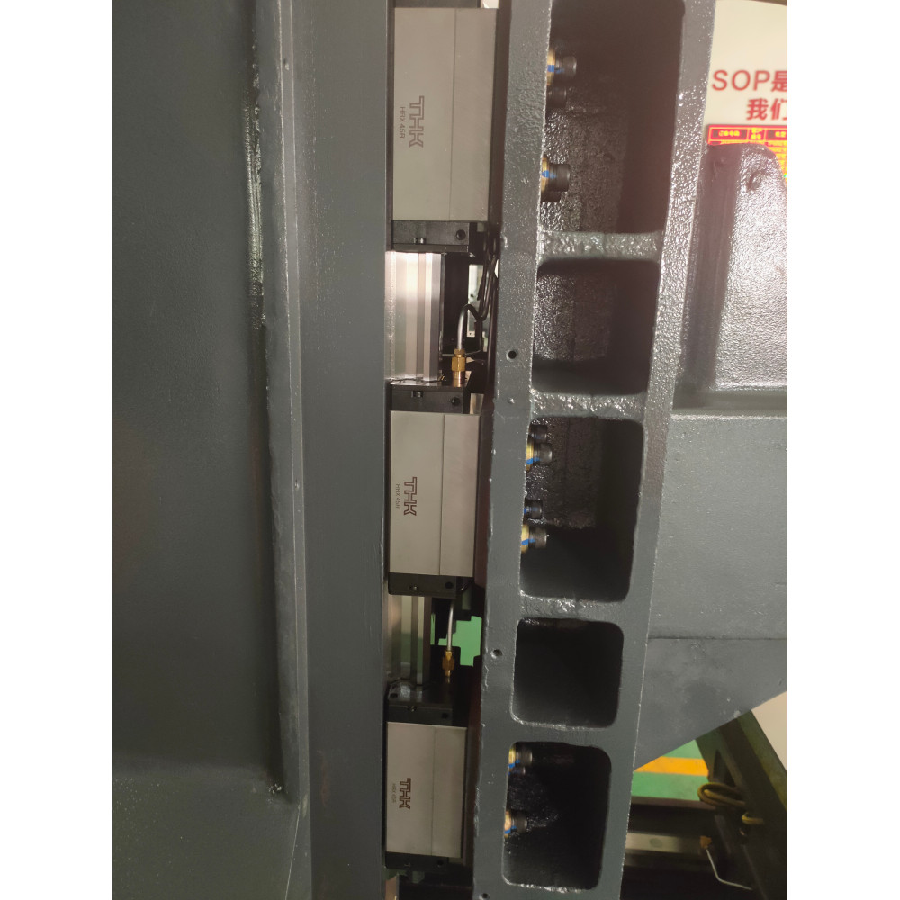Centre d'usinage vertical CNC, - Heavy Equipment Center avis et prix